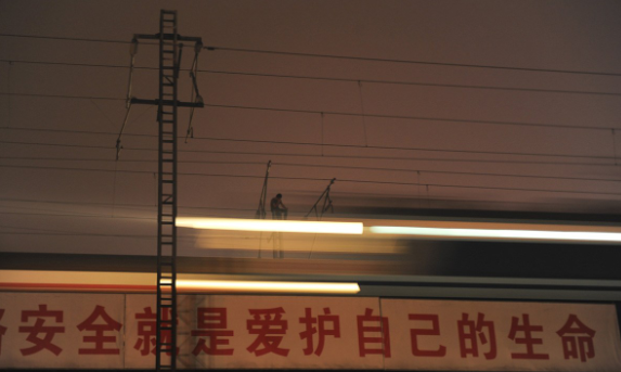 雷雨时远离高压线多少米是安全距离,雷雨天我们离高压电杆至少多少米才安全图4