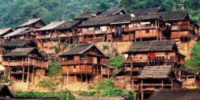 吊脚楼,也叫“吊楼”,为苗族、侗族、瑶族、土家族等族传统民居