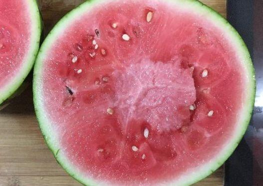 西瓜白籽是什么原因(西瓜白籽是不是催熟的)