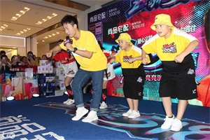 胡浩亮出席武汉某商业活动,现场大秀舞技,台下尖叫连连!