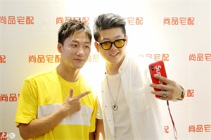 胡浩亮出席武汉某商业活动,现场大秀舞技,台下尖叫连连!