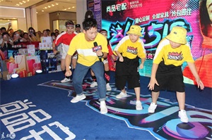 胡浩亮出席武汉某商业活动,现场大秀舞技,台下尖叫连连!