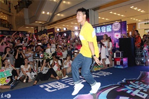 胡浩亮出席武汉某商业活动,现场大秀舞技,台下尖叫连连!