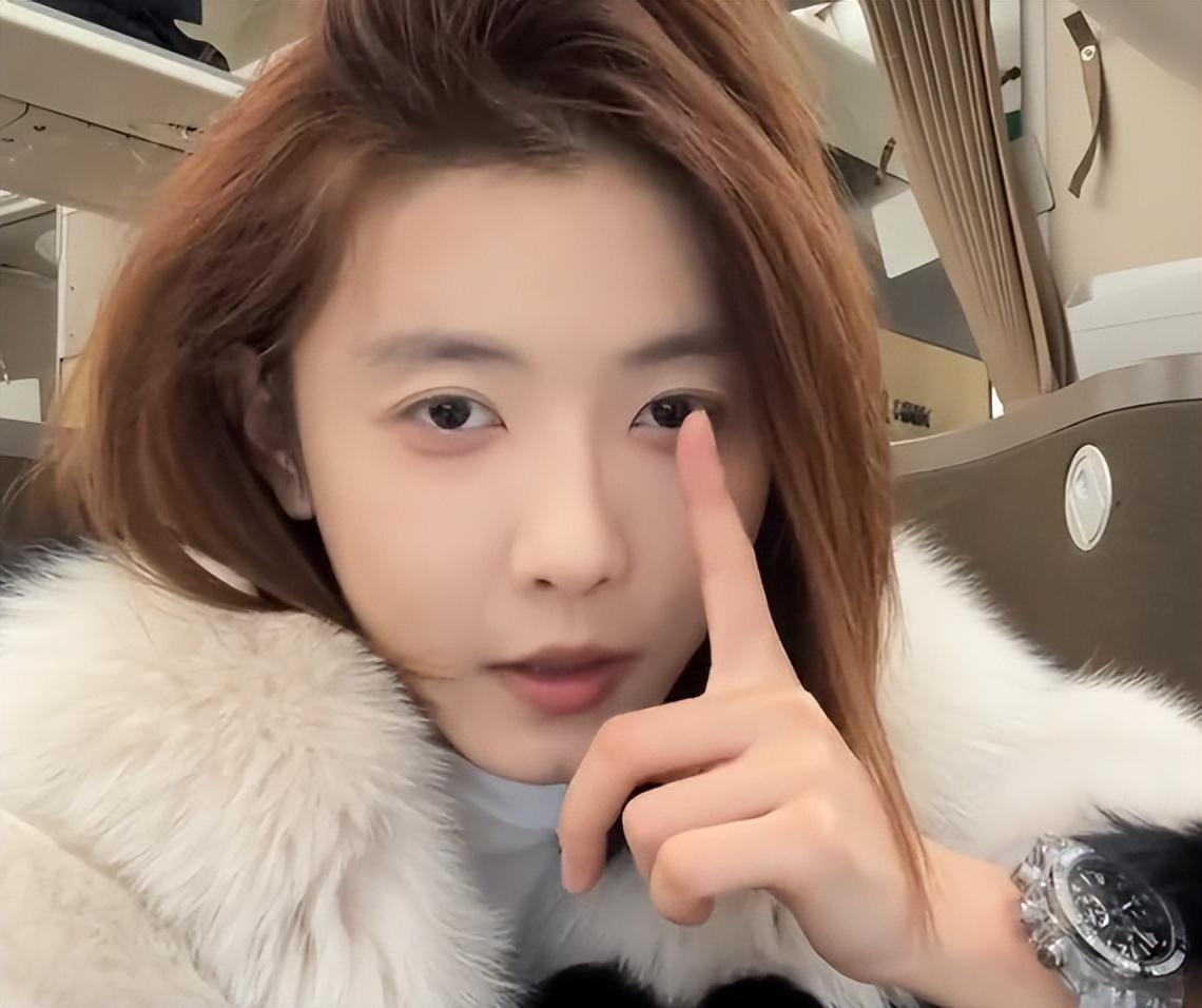 聂小雨黑皮衣事件(网红聂小雨穿皮草玩“下衣失踪”) 聂小雨黑皮衣事件(网红聂小雨穿皮草玩“下衣失踪”)