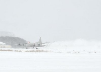 ​日本多地连降暴雪0（日本战机在暴雪中起降）