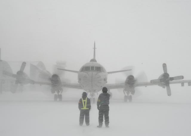 日本多地连降暴雪0(日本战机在暴雪中起降)(2)