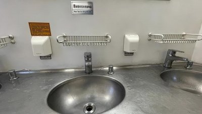 ​高铁上的插座在哪个位置（火车上在哪里能充电）