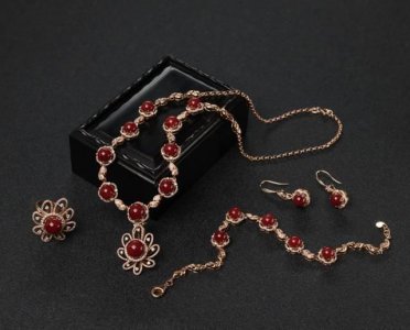 ​红珊瑚项链有多少种（佩戴红珊瑚项链时注意这些）