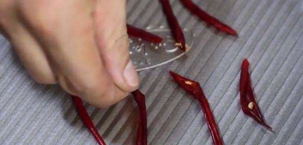 如何晒干辣椒不会烂,红辣椒怎么才能晒干但不烂皮图5