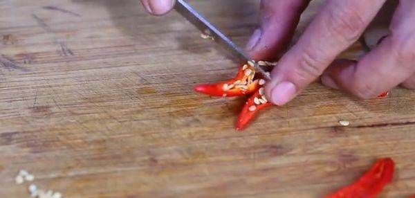 如何晒干辣椒不会烂,红辣椒怎么才能晒干但不烂皮图2