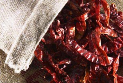 ​如何晒干辣椒不会烂,红辣椒怎么才能晒干但不烂皮