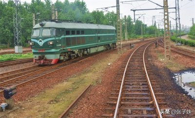 ​中国从时速100km的绿皮火车一步步成为闪耀世界的速度名片