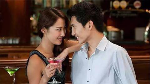 跟女生聊天话题，怎么跟女孩子聊天