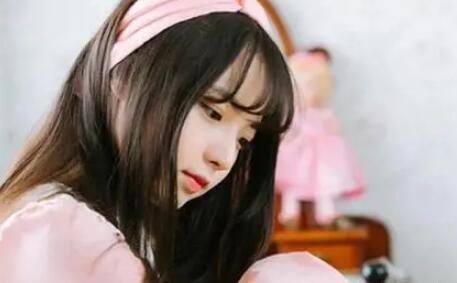 女生突然频繁发朋友圈是人设塑造