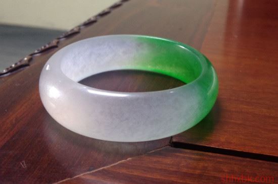 假玉镯对身体有害吗