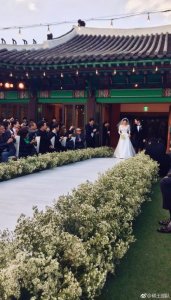 ​绝美婚纱照曝光！宋仲基、宋慧乔复古造型美到窒息