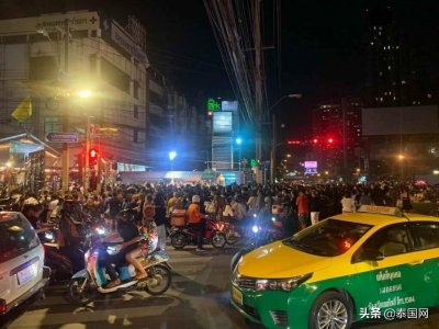 ​泰国“拉胡天神”香火旺 引发大堵车