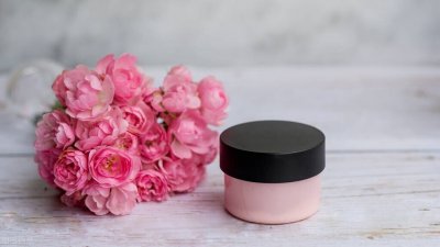 ​眼霜抹在眼睛什么位置 正确眼霜打圈哪个方向，眼霜过期了还能用吗 有什么危害