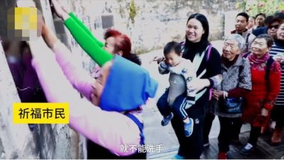 ​猪年摸猪头万事不用愁，八万人庙会摸福，青铜猪硬是被摸掉了色