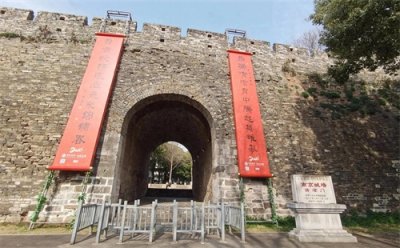 ​游南京石头城遗址公园，参观鬼脸城，大家来看看这鬼脸像不像…