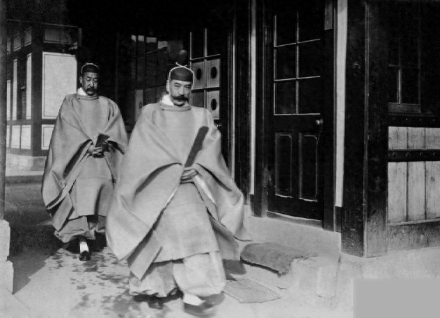 百余年前韩国皇室的影像，个子不高，但看起来伙食不错！