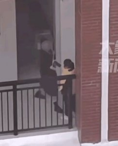 ​扇脸、拖拽，枉为人师!广西两女教师轮流体罚学生引众怒